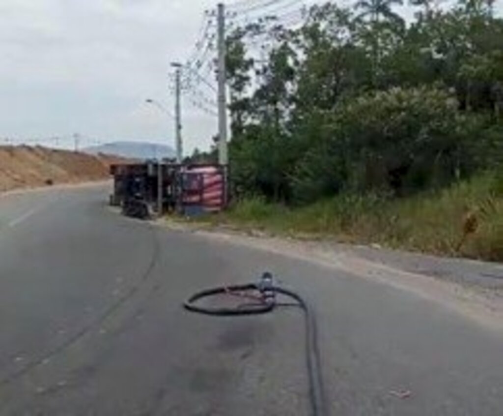 Indaial - BR 470 fica interditada após tombamento de carreta e vazamento de GNV