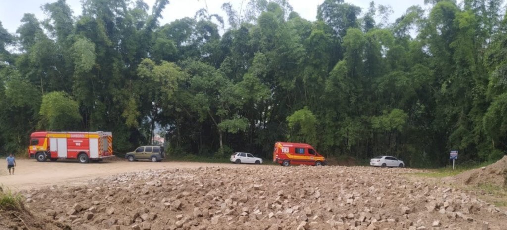 Homem sai para pescar, é picado por marimbondos e se perde em mata na Rua Gustavo Piske, Bairro Padre Martinho Stein.