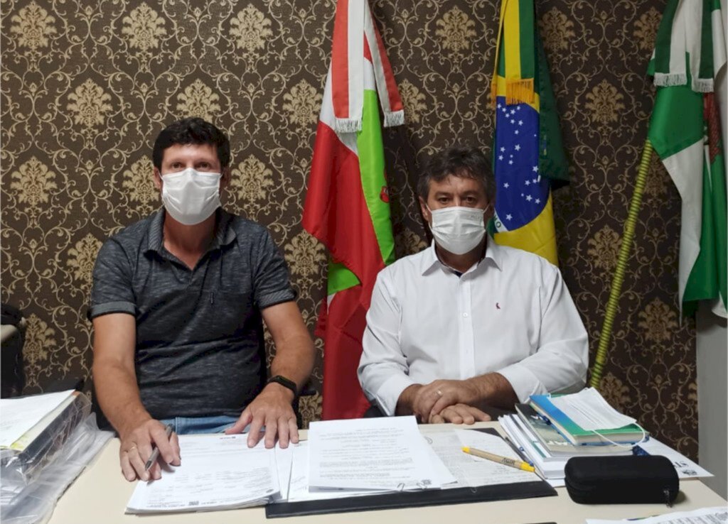 ASSINADA AUTORIZAÇÃO PARA INÍCIO DA LICITAÇÃO PARA SELEÇÃO DA EMPRESA QUE EXECUTARÁ O ASFALTAMENTO DA SC 110 E RUA RIO BELO