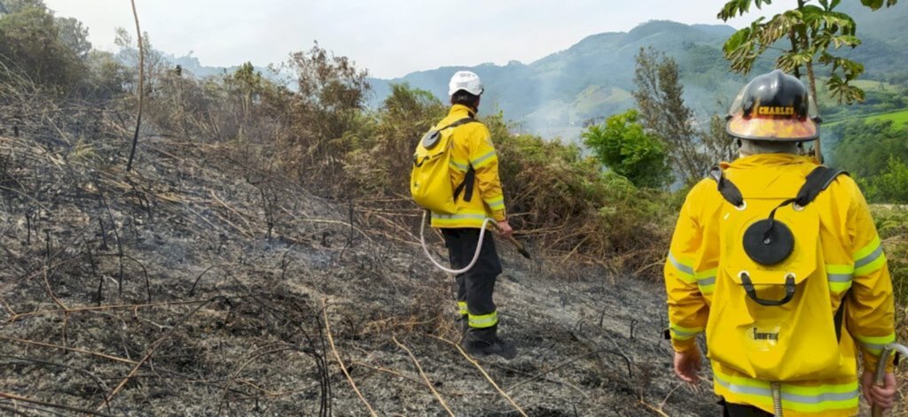 Bombeiros atendem ocorrência de incêndio em Ascurra