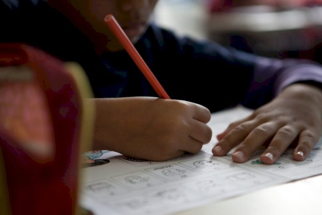 Nova lei prevê assistência integral a aluno com transtorno de aprendizagem, como dislexia e TDAH