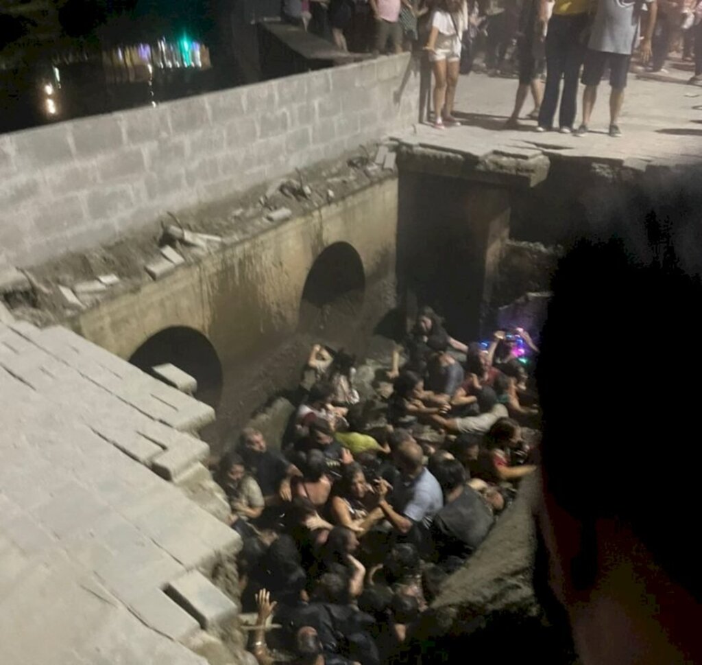 Estrutura cede e pessoas caem em rio na abertura do Natal de Joinville