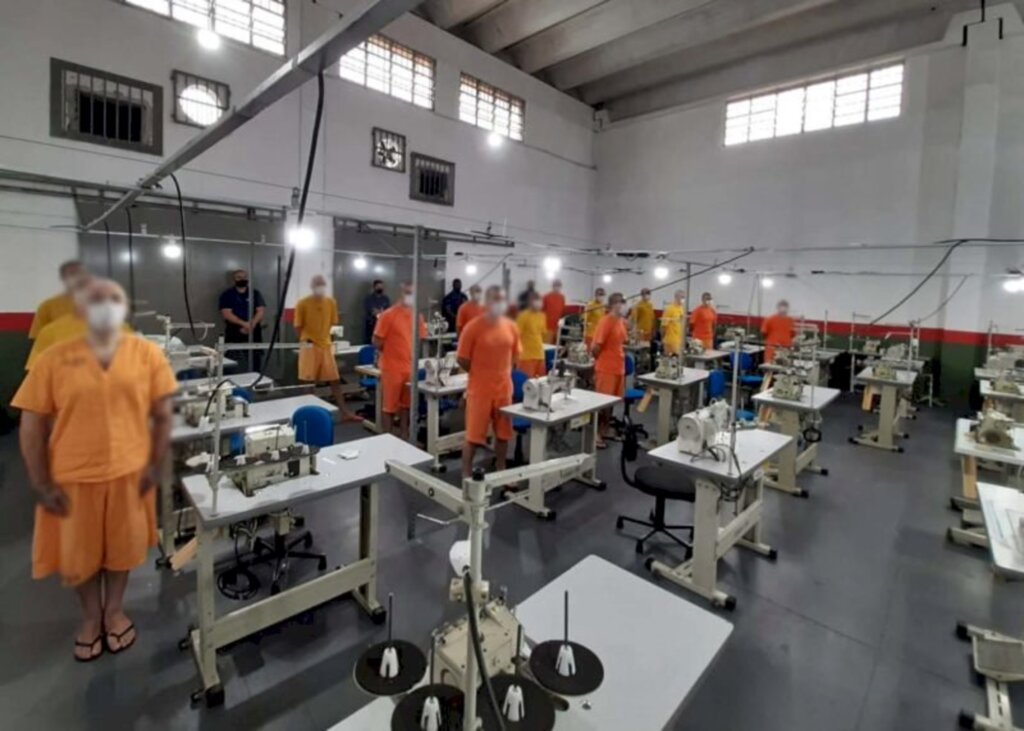 MAIS DE 500 DETENTOS DE SC SÃO CAPACITADOS PARA COSTURAR UNIFORMES ESCOLARES