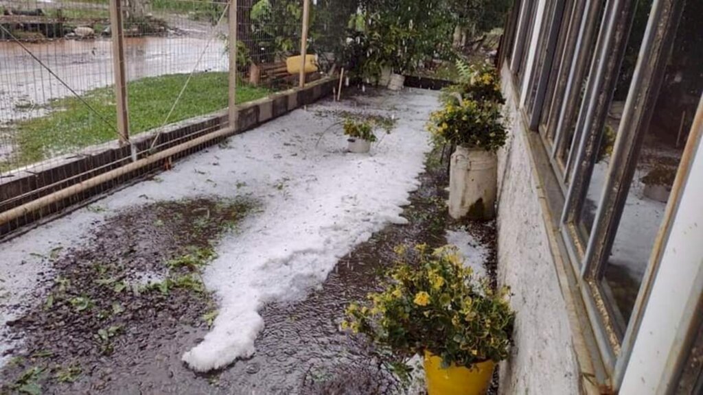 Queda de granizo muda paisagem e causa prejuízos em cidade de SC