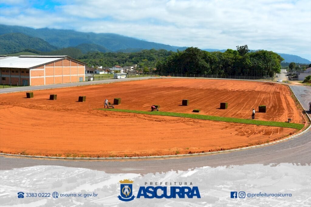 INICIADO O PLANTIO DA GRAMA NO CAMPO DE FUTEBOL DO NOVO PARQUE PER TUTTI EM ASCURRA