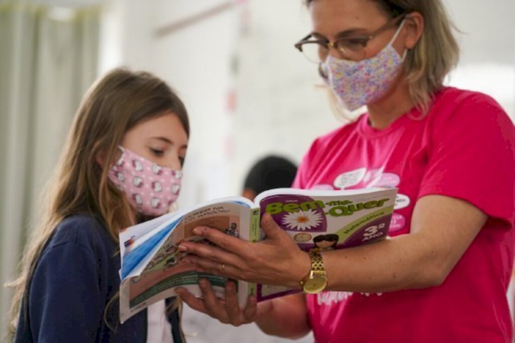 Dia do Professor: governador anuncia bolsas de pós-graduação e incentivo para capacitação dos educadores