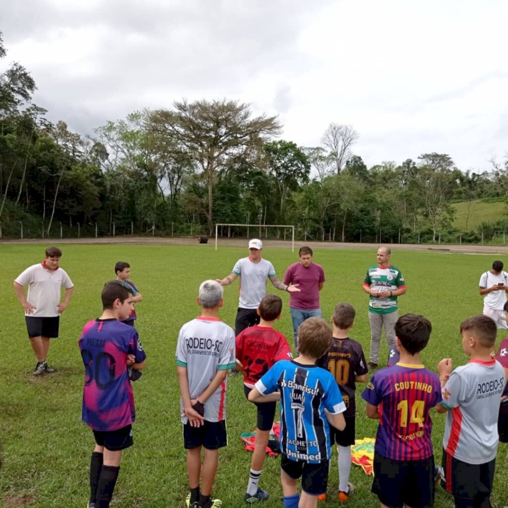 ESCOLINHA DE FUTEBOL DE CAMPO DA DIRETORIA DE ESPORTES DE RODEIO