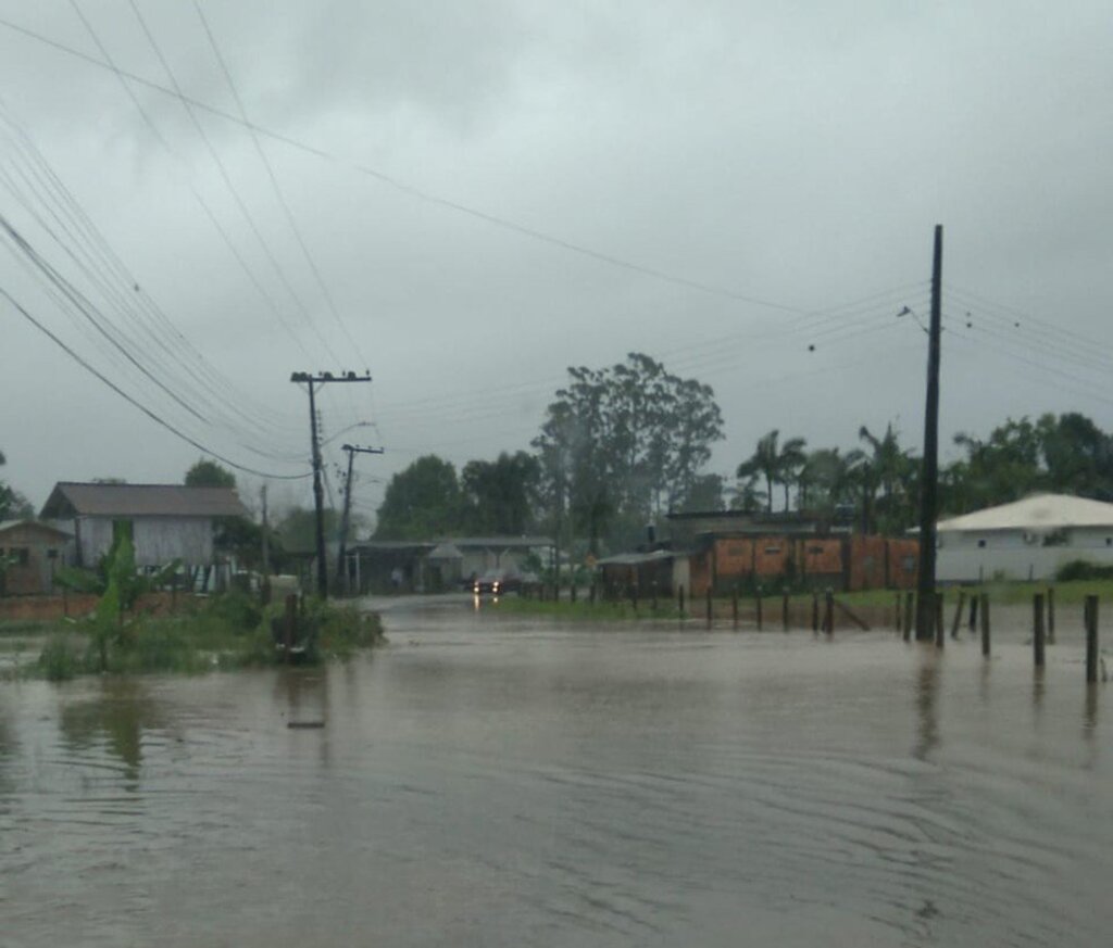 CHUVA ATINGEM CIDADES DE SC.