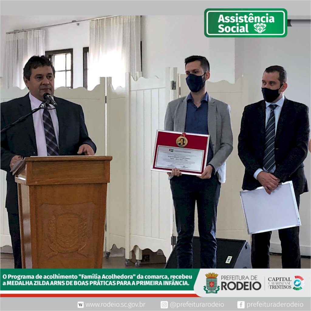SERVIÇO DE ACOLHIMENTO FAMÍLIA ACOLHEDORA RECEBE PRÊMIO
