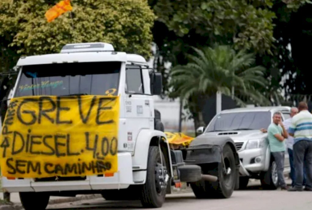 CAMINHONEIROS COGITAM NOVA PARALISAÇÃO APÓS ELEVAÇÃO DO DIESEL
