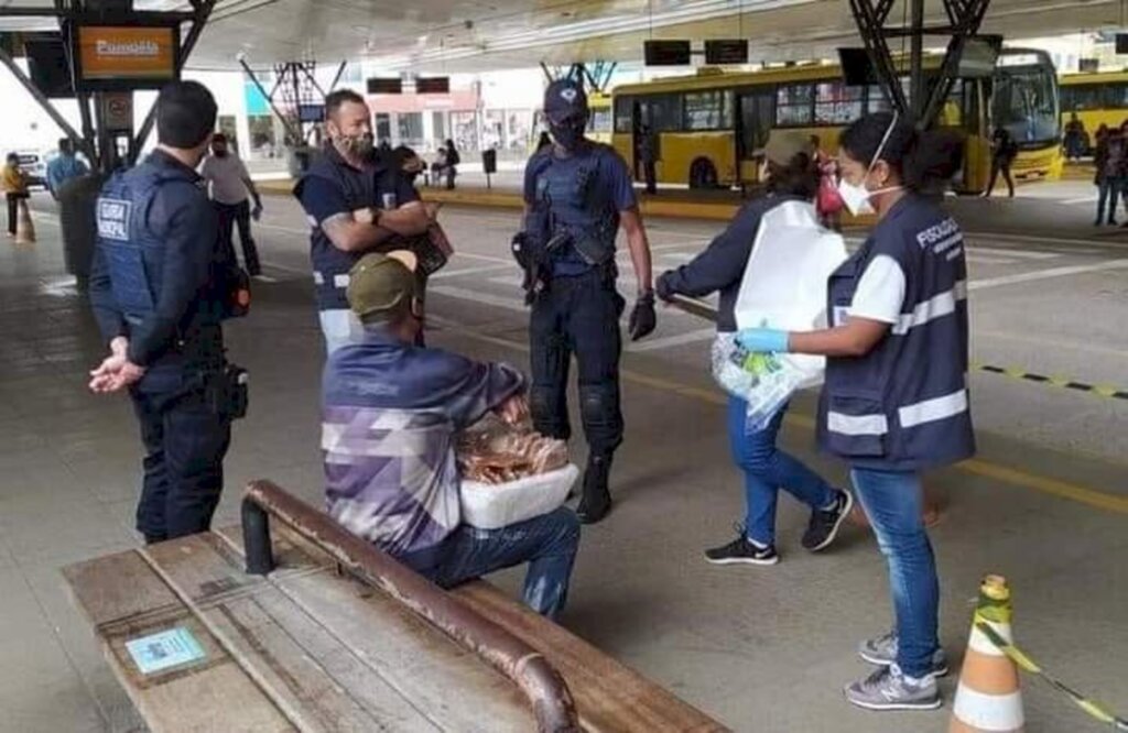 HOMEM É MULTADO POR VENDER COCADAS DENTRO DO TERMINAL DE ÔNIBUS