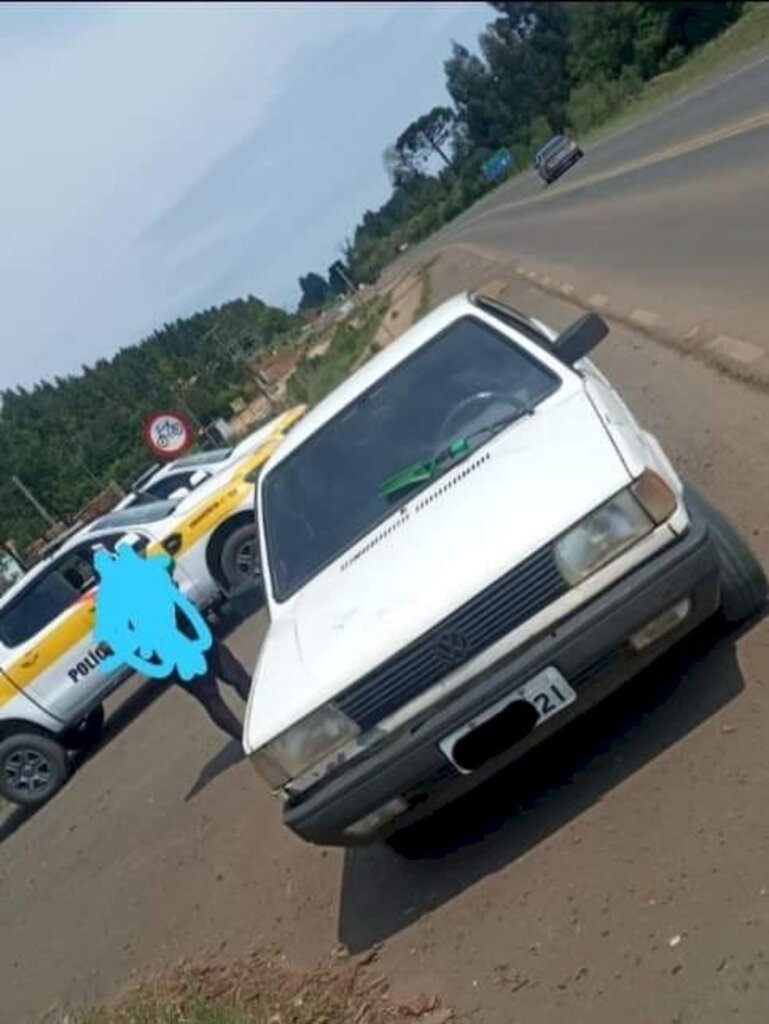 MOTORISTA QUE FOI AUTUADO POR USAR RODO DE LIMPEZA NO PARA-BRISA DO CARRO E POR ESTAR COM A DOCUMENTAÇÃO ATRASADA GANHA OUTRO VEÍCULO