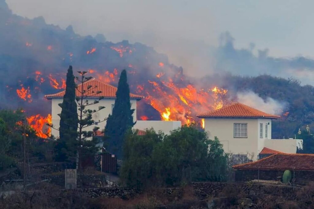 Lava de vulcão nas Canárias chega a casas e milhares de pessoas fogem
