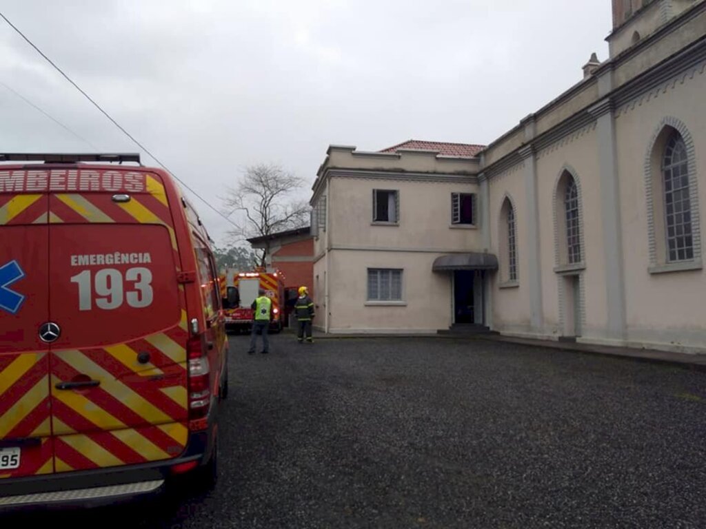 Princípio de incêndio é registrado em igreja na cidade de Rio dos Cedros