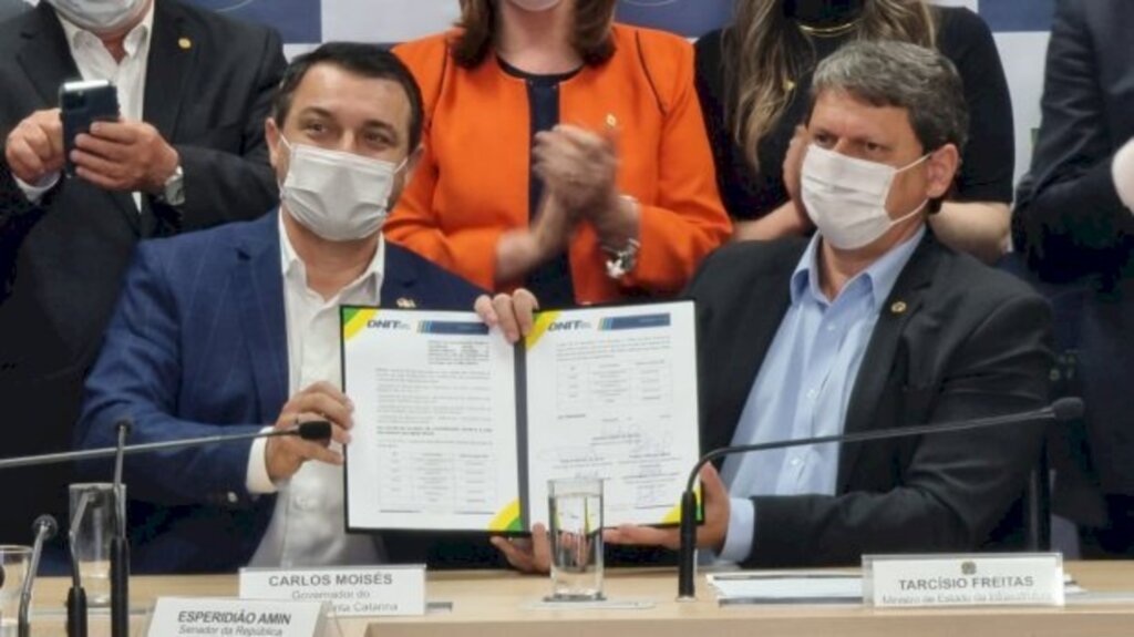 Prefeito de Rodeio Valcir Ferrari participou da assinatura do termo de cooperação entre o Governo de Santa Catarina e o Departamento Nacional de Infraestrutura de Transportes (DNIT) que garante a aplicação de recursos estaduais na BR 470,Serão investi
