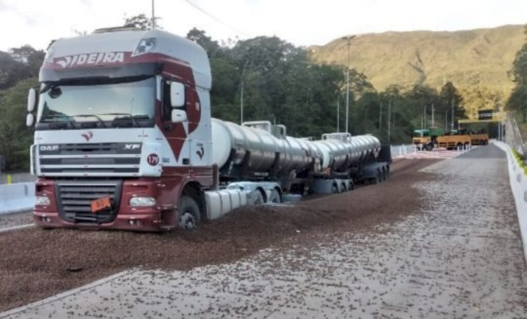 Área de Escape evita acidente envolvendo carreta com 48 toneladas de ácido sulfúrico