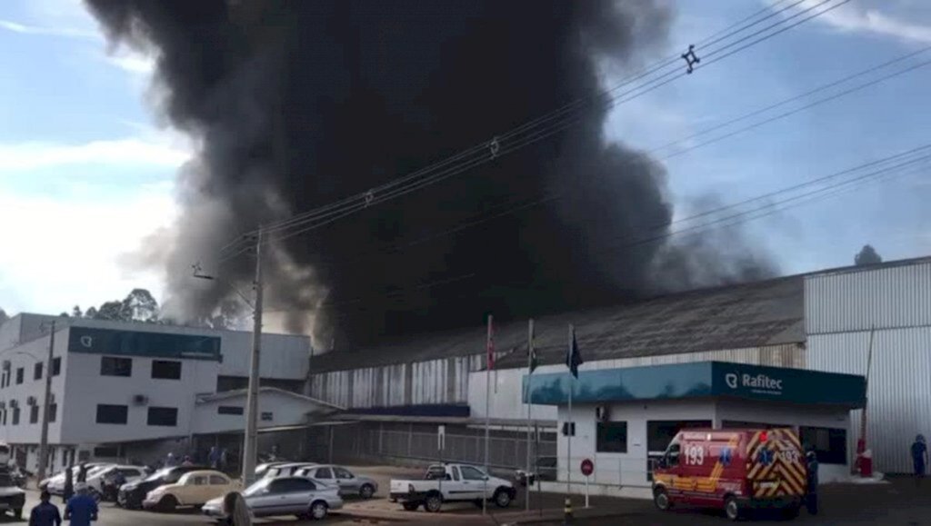 INCÊNDIO DESTRÓI INDÚSTRIA E DEIXA FERIDOS EM XAXIM,NO OESTE DE SC.