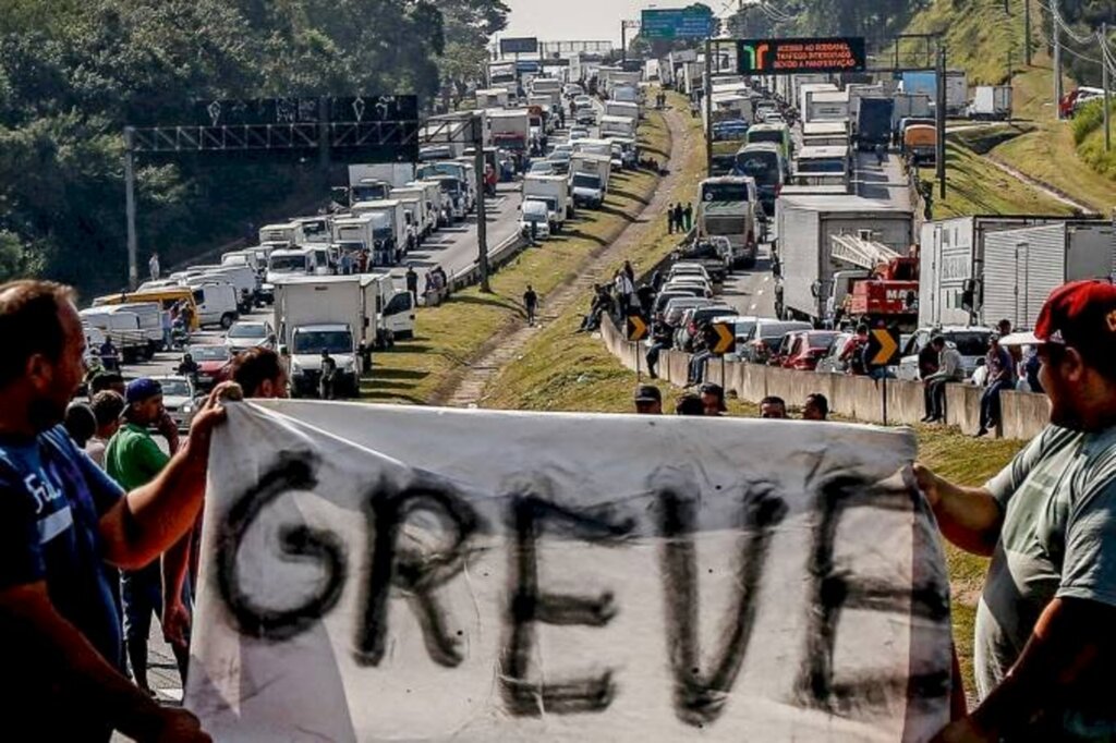 Caminhoneiros anunciam greve nacional para a próxima segunda-feira