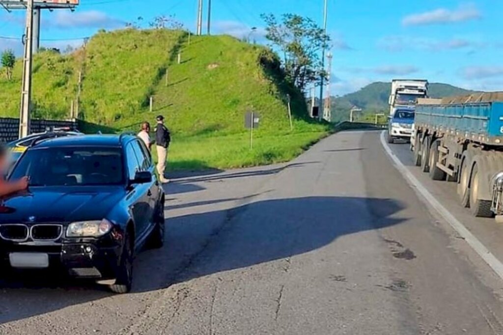 PRF flagra 20 veículos transitando pelo acostamento na BR-101, em Barra Velha (SC)