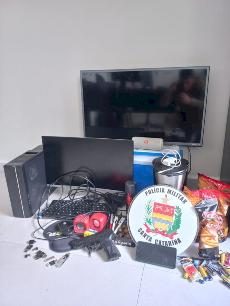 SUSPEITO DE COMETER FURTOS EM BENEDITO NOVO É PRESO PELA POLÍCIA MILITAR.