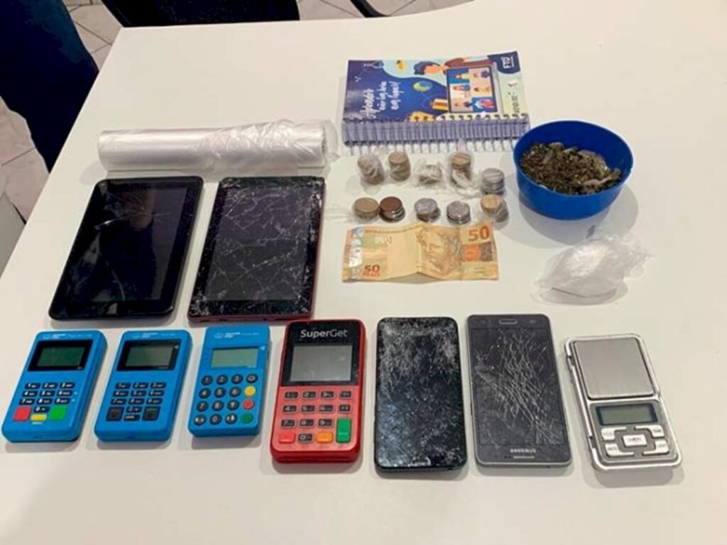 Policiais militares prendem homem por descumprimento de Medida Protetiva de Urgência e tráfico de drogas, em Timbó: