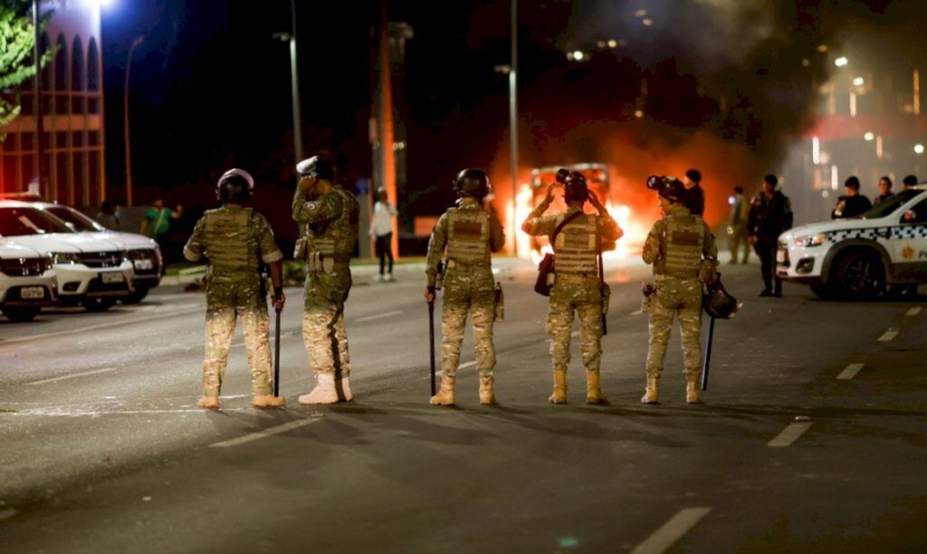 Manifestantes tentam invadir sede da PF e queimam veículos no DF