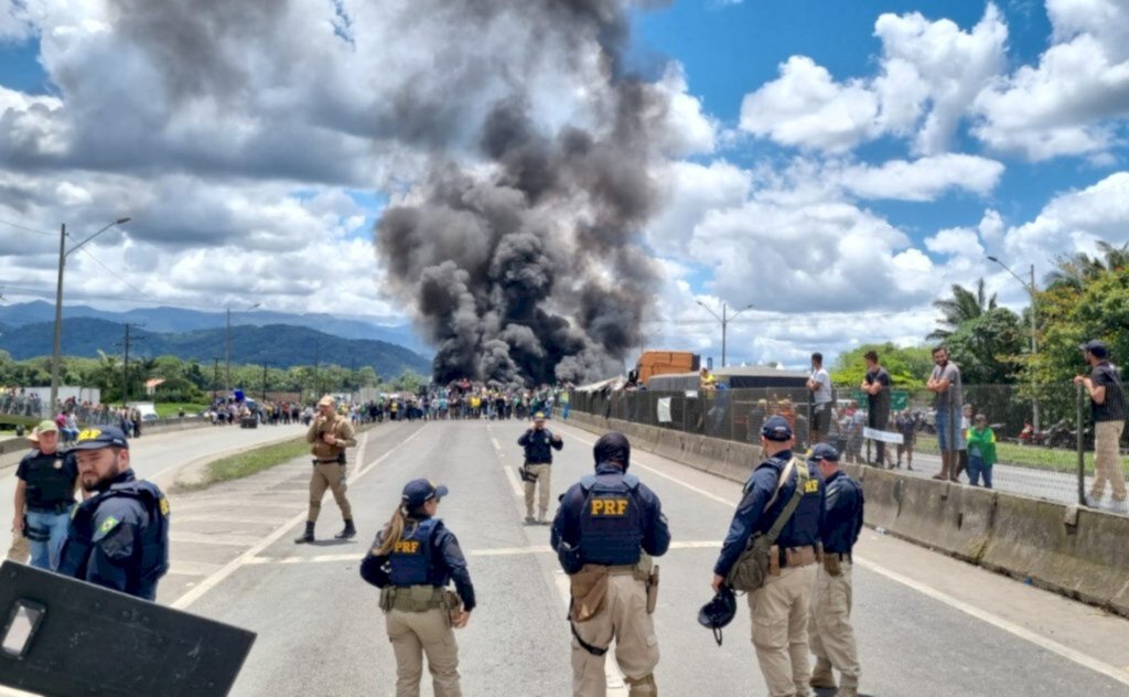 Após cinco dias de bloqueios, PRF libera última rodovia federal em SC