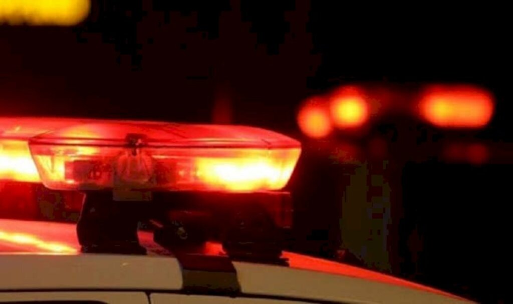 Filha impede o pai embriagado de agredir a mãe com uma cadeira