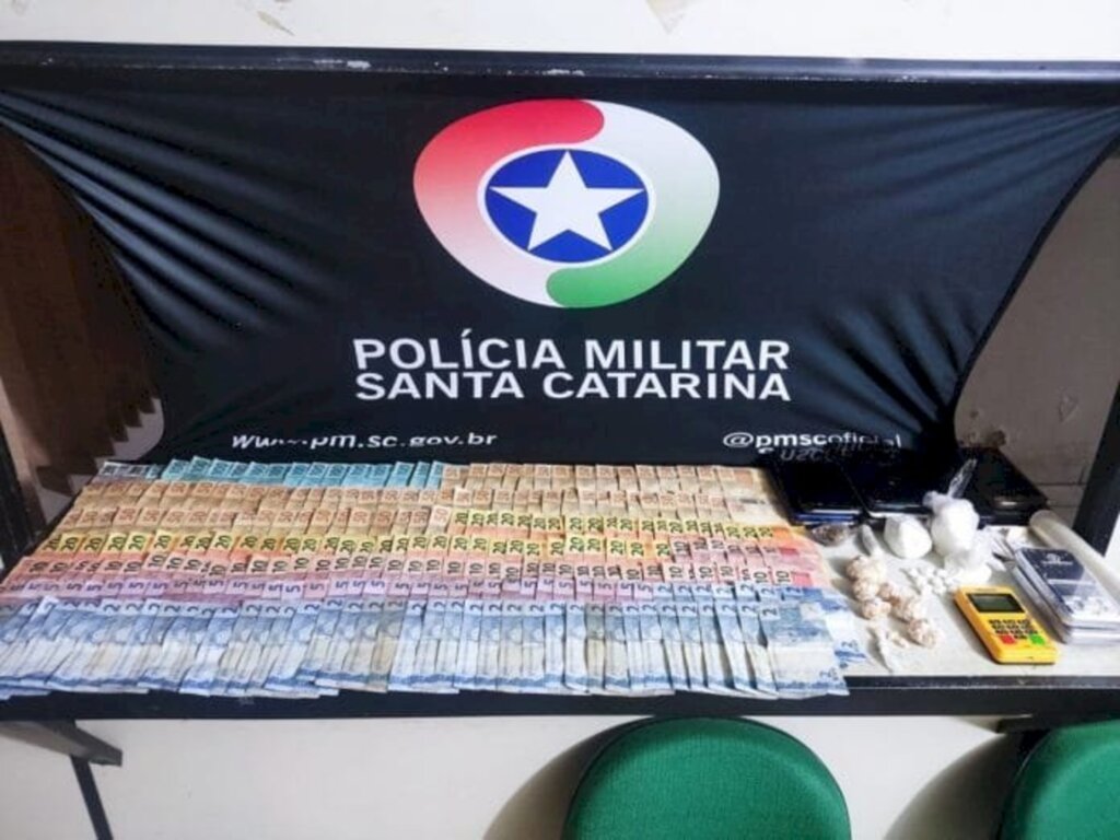 Quatro pessoas são presas com cocaína, crack e mais de R$ 7 mil em Blumenau