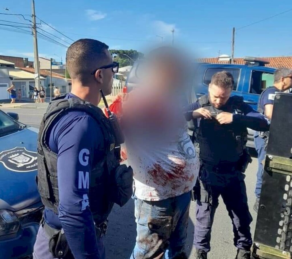 Filho mata pai com golpes de facão dentro de mercado