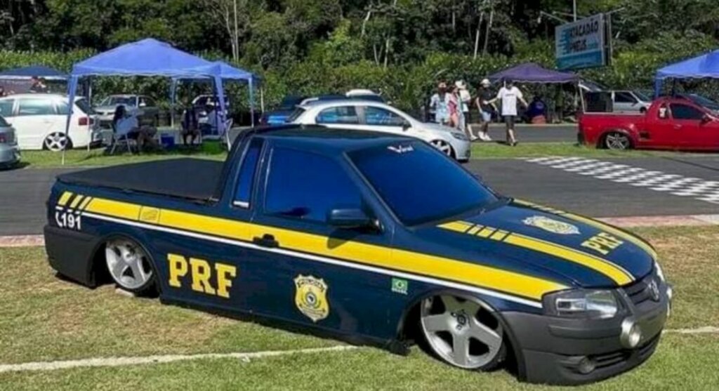 Saveiro plotada com emblema da PRF foi aprendida neste domingo em Balneário Camboriú