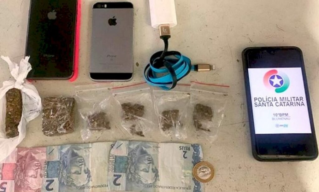 Jovens são abordados com drogas ao embarcarem em carro