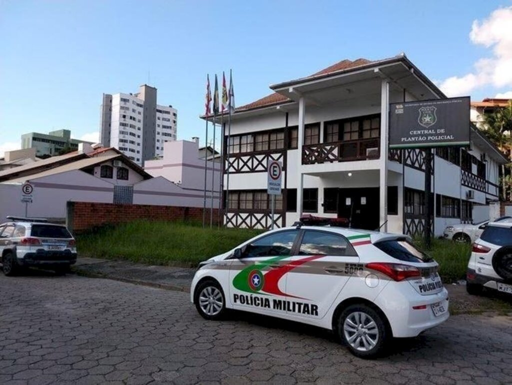 Adolescente de 12 anos esfaqueia ex-padrasto para proteger a mãe em Blumenau