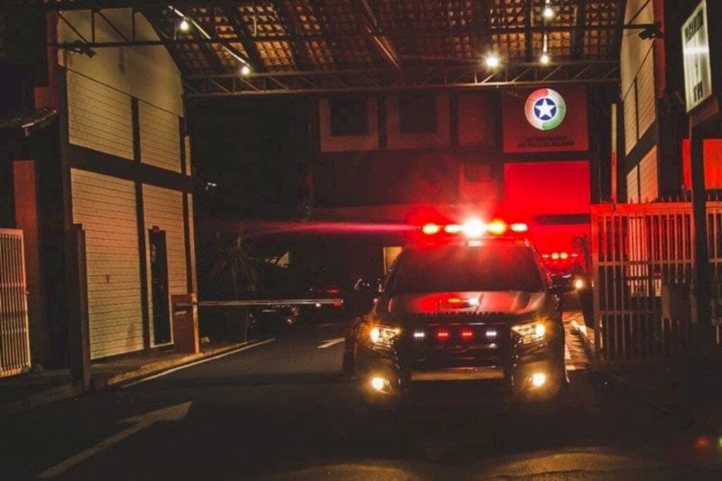 Estabelecimento comercial é assaltado por bandidos armados em Indaial