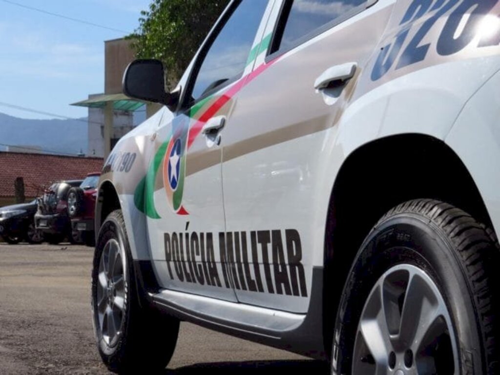 Mulheres chamam a polícia após pai embriagado ameaçar colocar fogo na casa em Pomerode