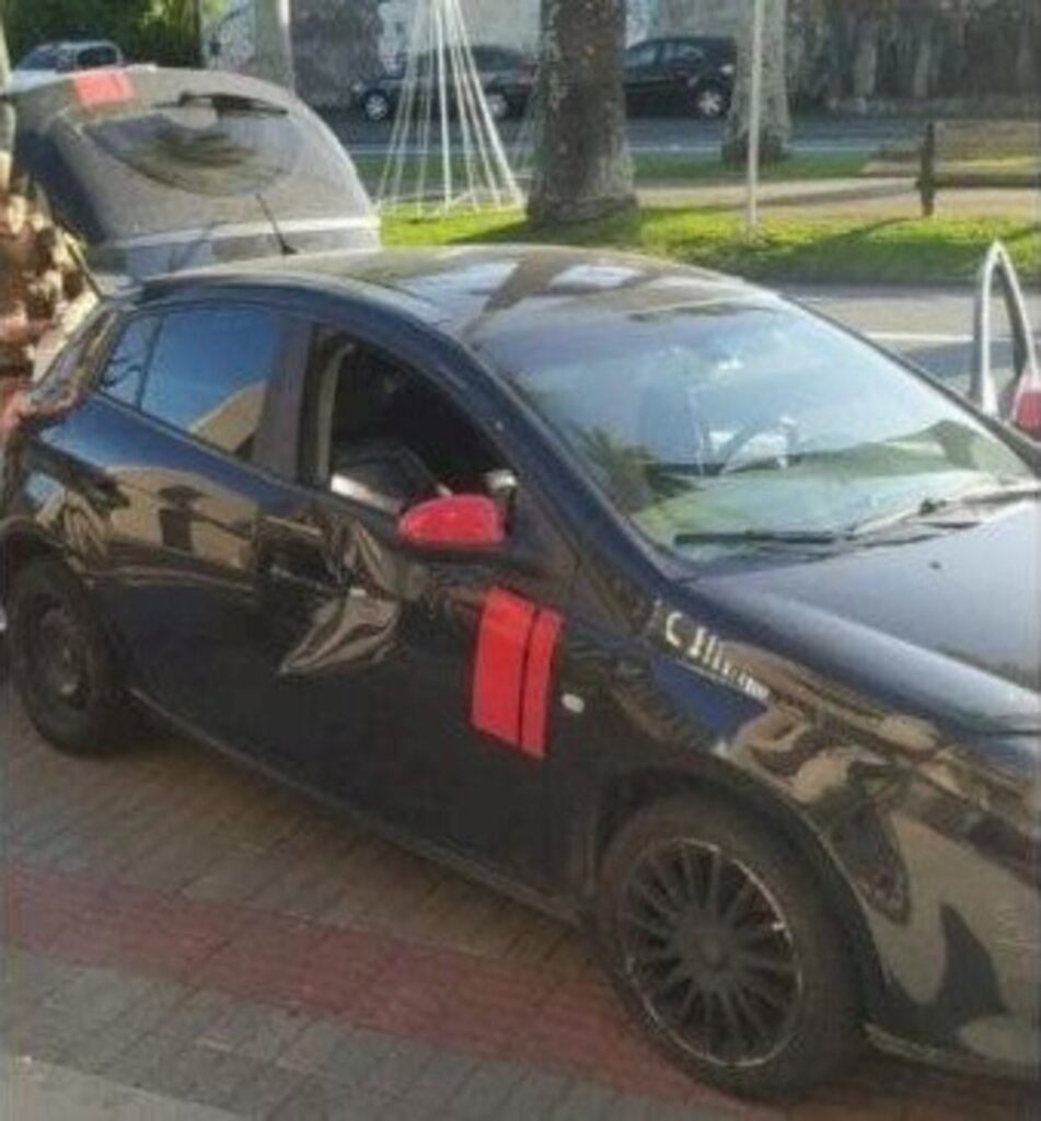 Homem é preso com carro furtado e placa adulterada com fita isolante no Centro de Blumenau