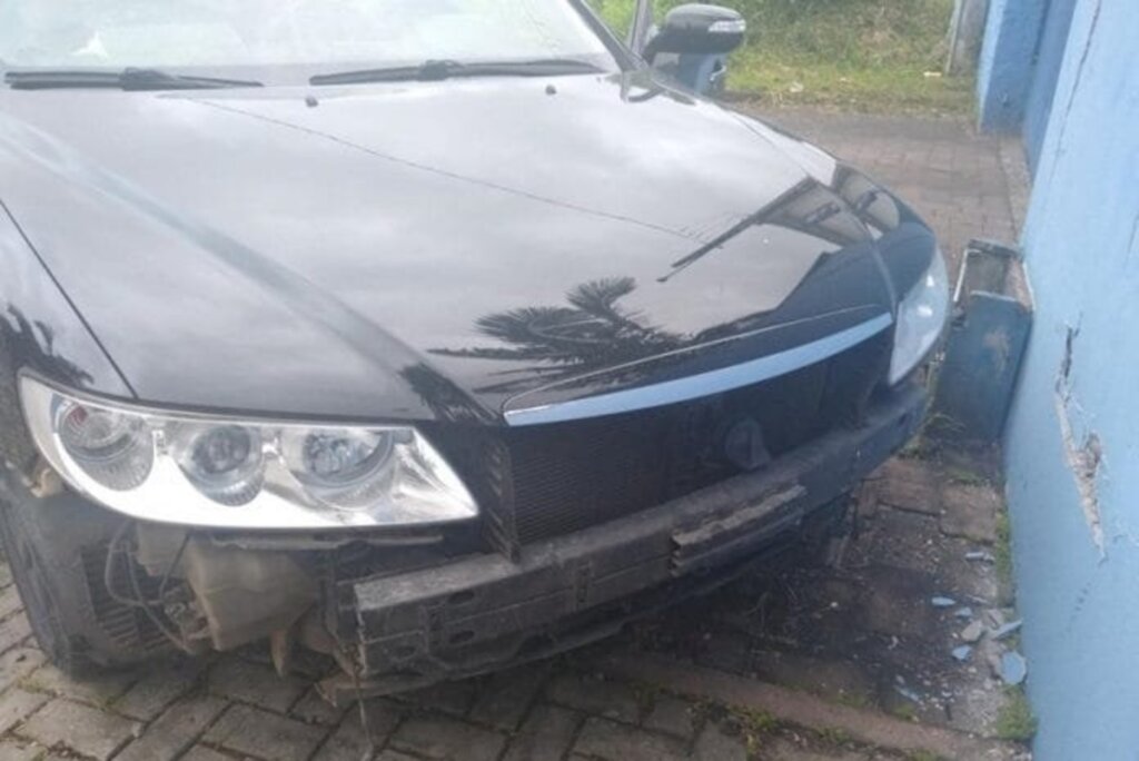 Motorista embriagado tenta colocar fogo no carro, desacata policiais militares e é preso em Timb