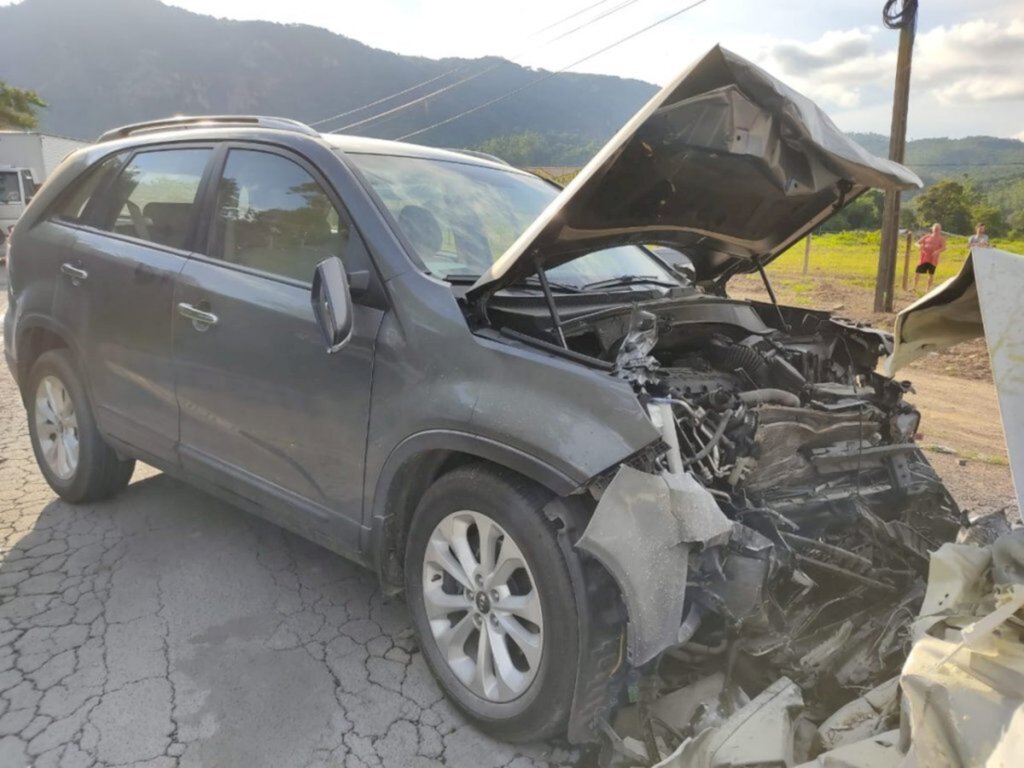 Motorista invade contramão e colide contra dois carros na BR-470, em Apiúna
