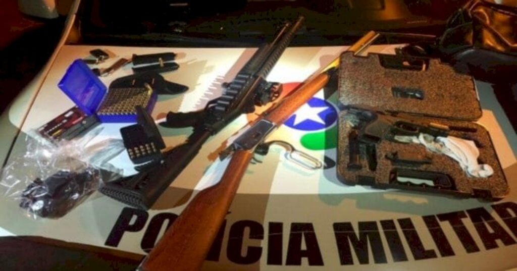 Mulher denuncia agressão e marido é preso com armas em Indaial