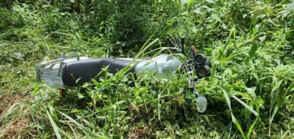 Homem descobre moto furtada no meio do mato enquanto roçava terreno
