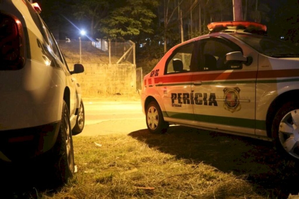 Marcas de sangue levam família a homem estrangulado dentro de casa em Blumenau