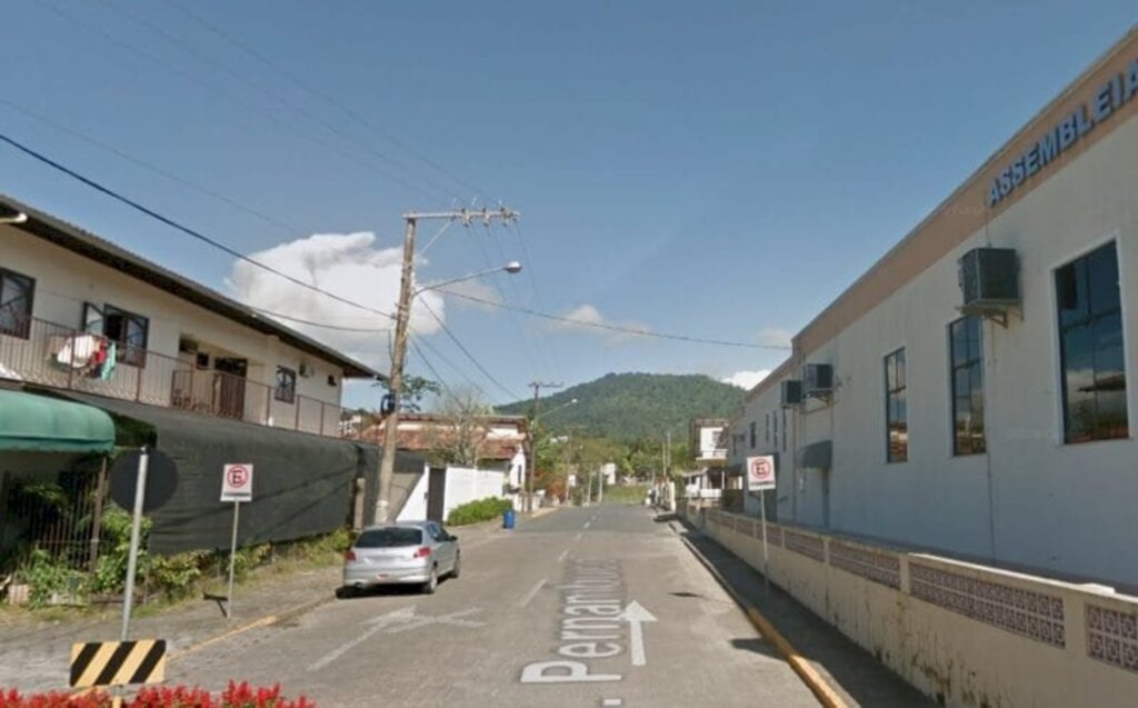 Homem descontrolado é preso após ameaçar atear fogo na própria família em Timbó