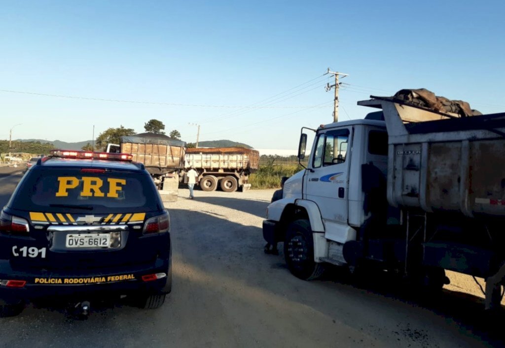PRF flagra mais de 26 toneladas de excesso em dois caminhões na BR 470 em Navegantes