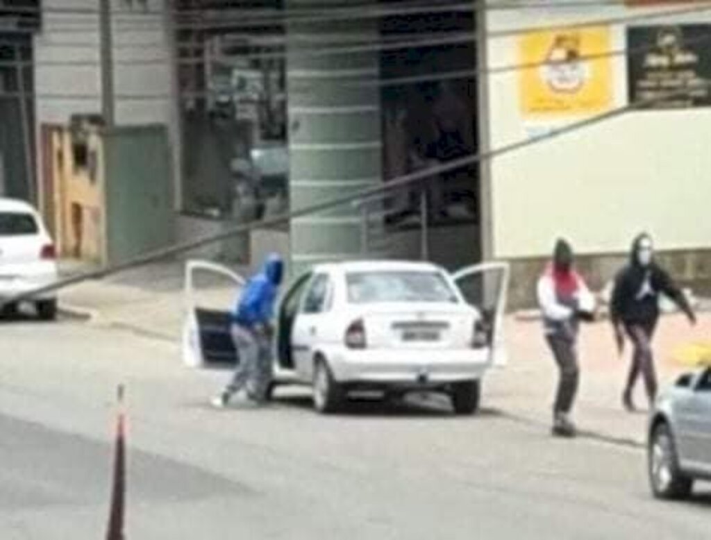 MORADORES ATRAPALHAM AÇÃO DE LADRÕES DURANTE ASSALTO A RELOJOARIA NO ALTO VALE
