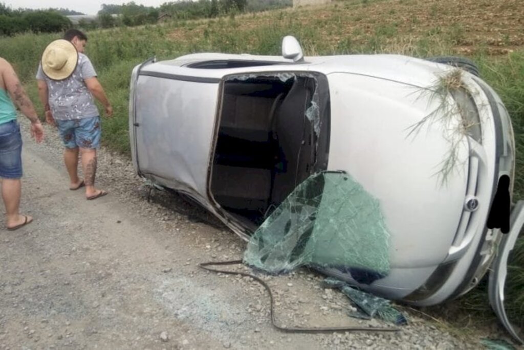 Duas pessoas ficam feridas após carro capotar, no Alto Vale