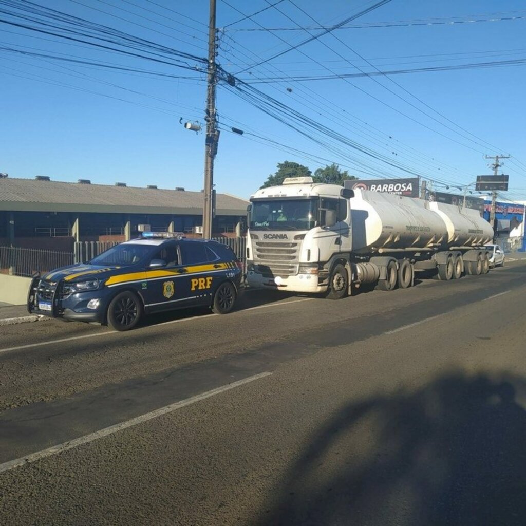 APÓS PERSEGUIÇÃO E TROCA DE TIROS, CAMINHONEIRO MANTIDO REFÉM É LIBERTADO PELA PRF