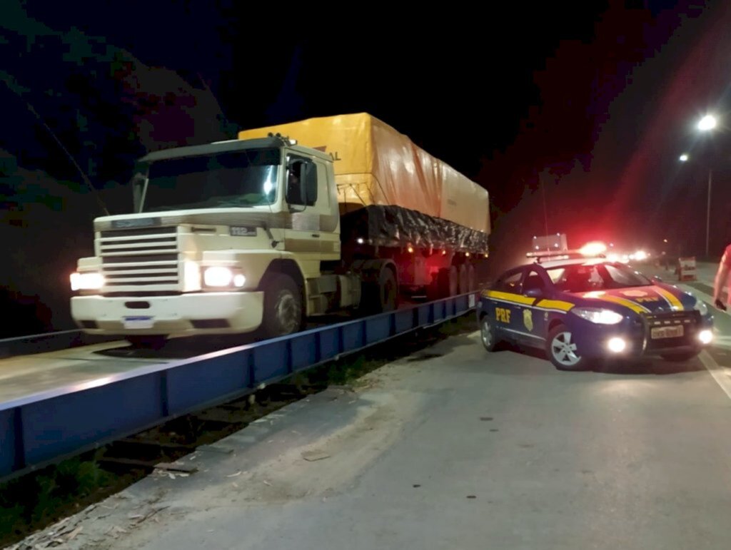 PRF e Arteris realizam fiscalização de peso na BR 280 em Rio Negrinho