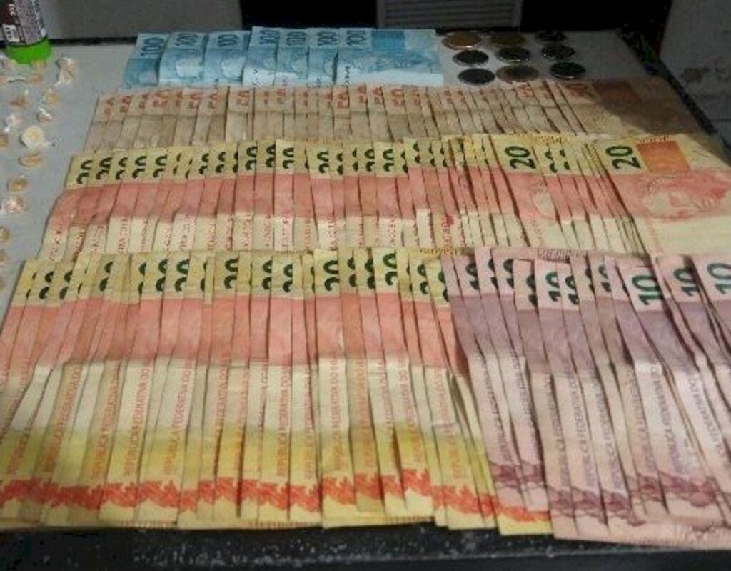 Após denúncia, dois jovens são presos com maconha, crack e cocaína em Blumenau