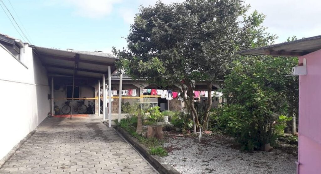 AVÓ É ACUSADA DE INCENDIAR QUARTO COM NETA DE UM ANO DENTRO EM GASPAR