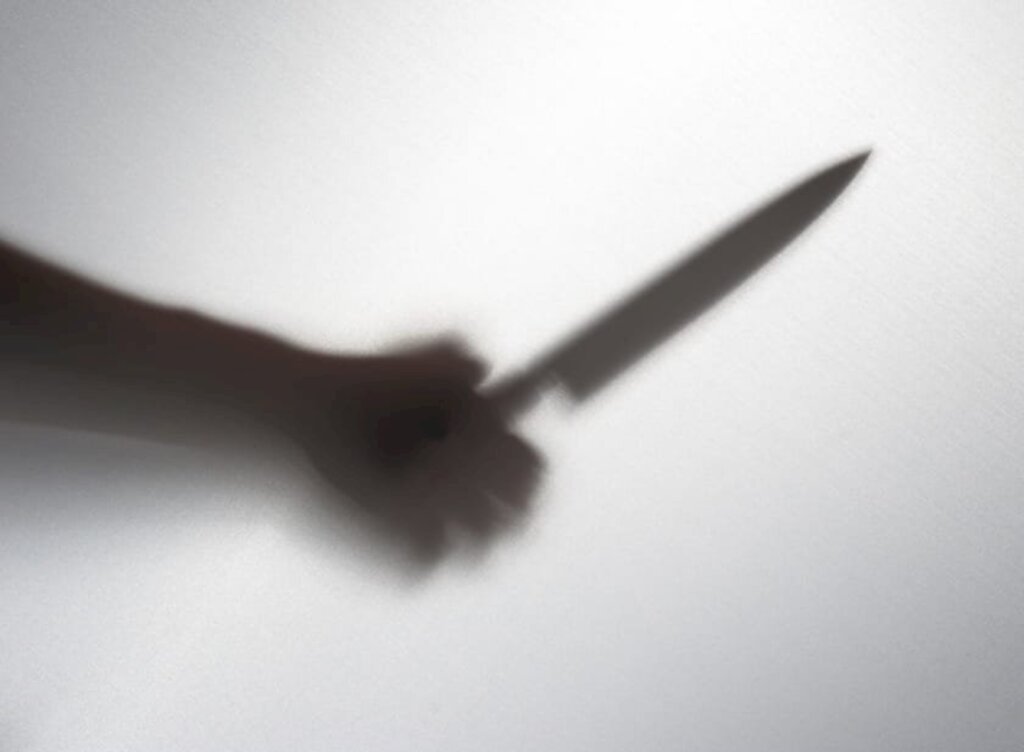 Homem é preso após esfaquear mulher por causa de ciúmes em Blumenau
